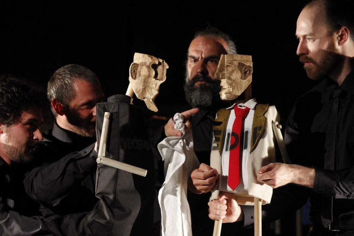 Delprato i glumci iz „Kralja Edipa“ proizvode sjajnu satiru o bogovima današnjice – tržištu, politici i kriminalu