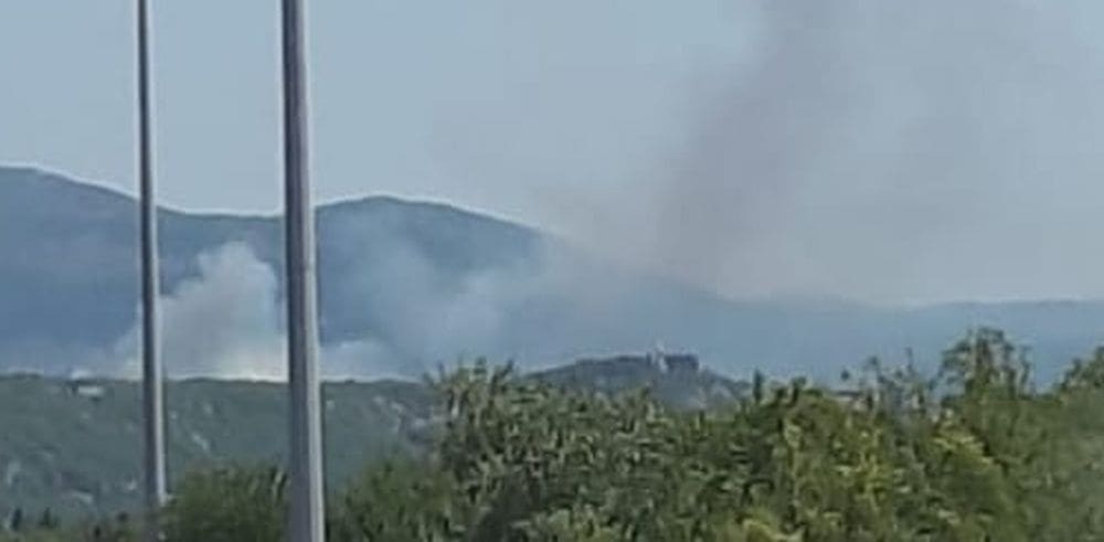 VATROGASCI SE IZBORILI S VATROM Požar u Zagori lokaliziran, zračne snage napustile požarište
