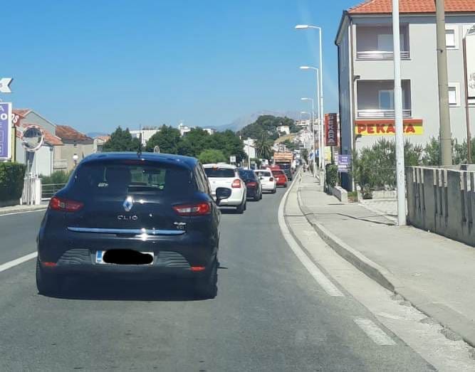 Policija nakratko blokirala promet kod hotela Lav!