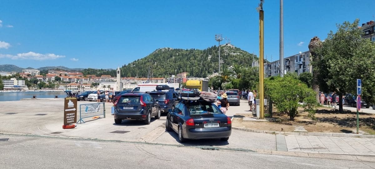 OGROMNE GUŽVE U LUCI PLOČE "U srcu sezone, bez najave, su ukinuli rezervacije karata"