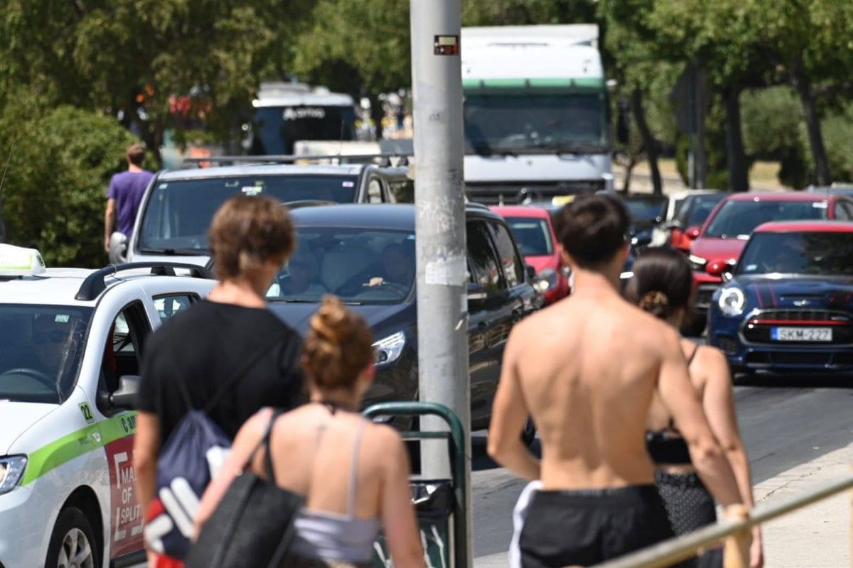 ZAGUŽVALO U SPLITSKOJ TRAJEKTNOJ LUCI Čini se da se svi živi žele prebaciti na otoke