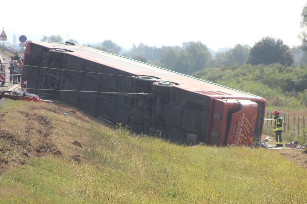 STRAŠNI PRIZORI Fotogalerija s mjesta nesreće: Poginulo 10 osoba, 44 putnika prebačeno u bolnicu