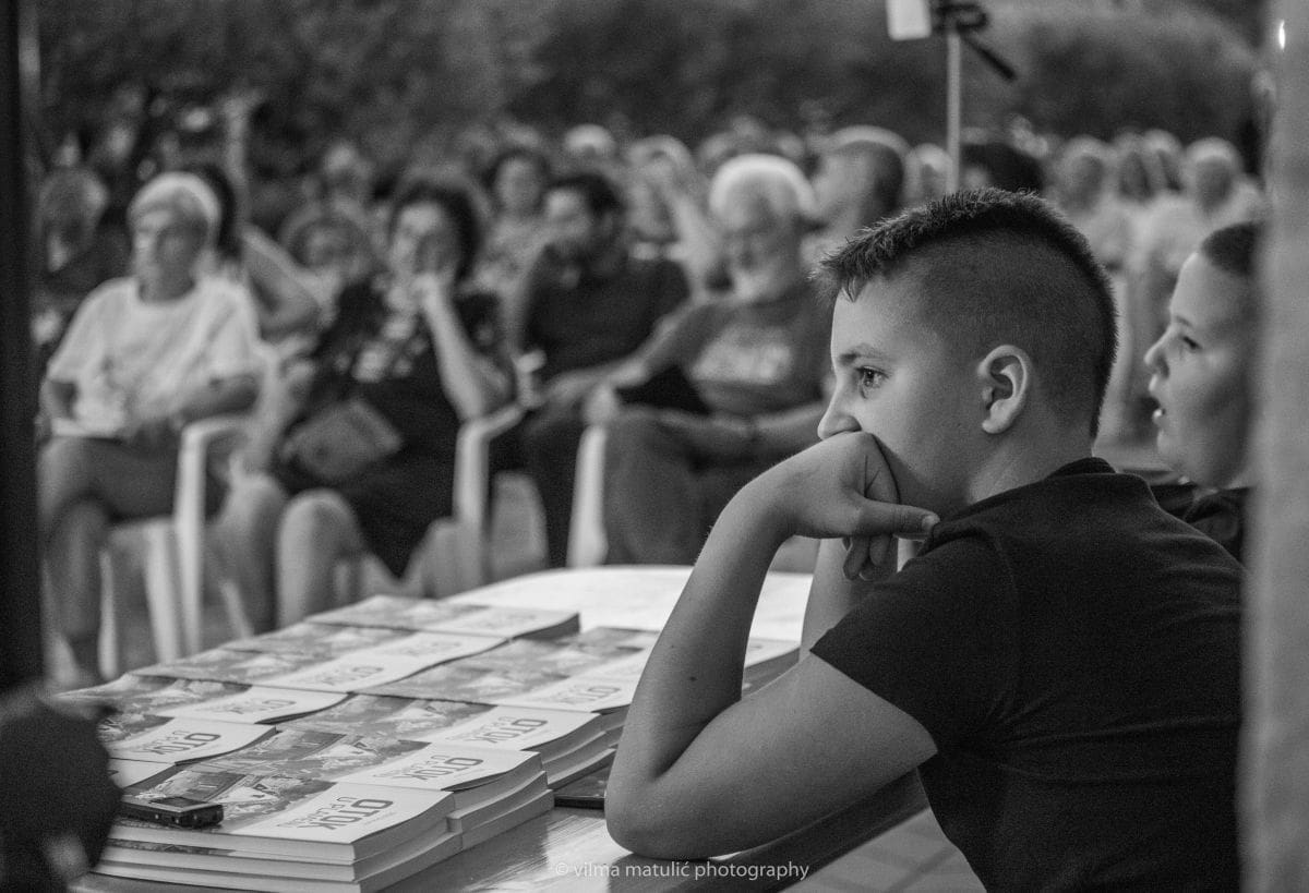 Nova Bratanićeva knjiga “Otok u plamenu” pobudila velik interes hvarske publike