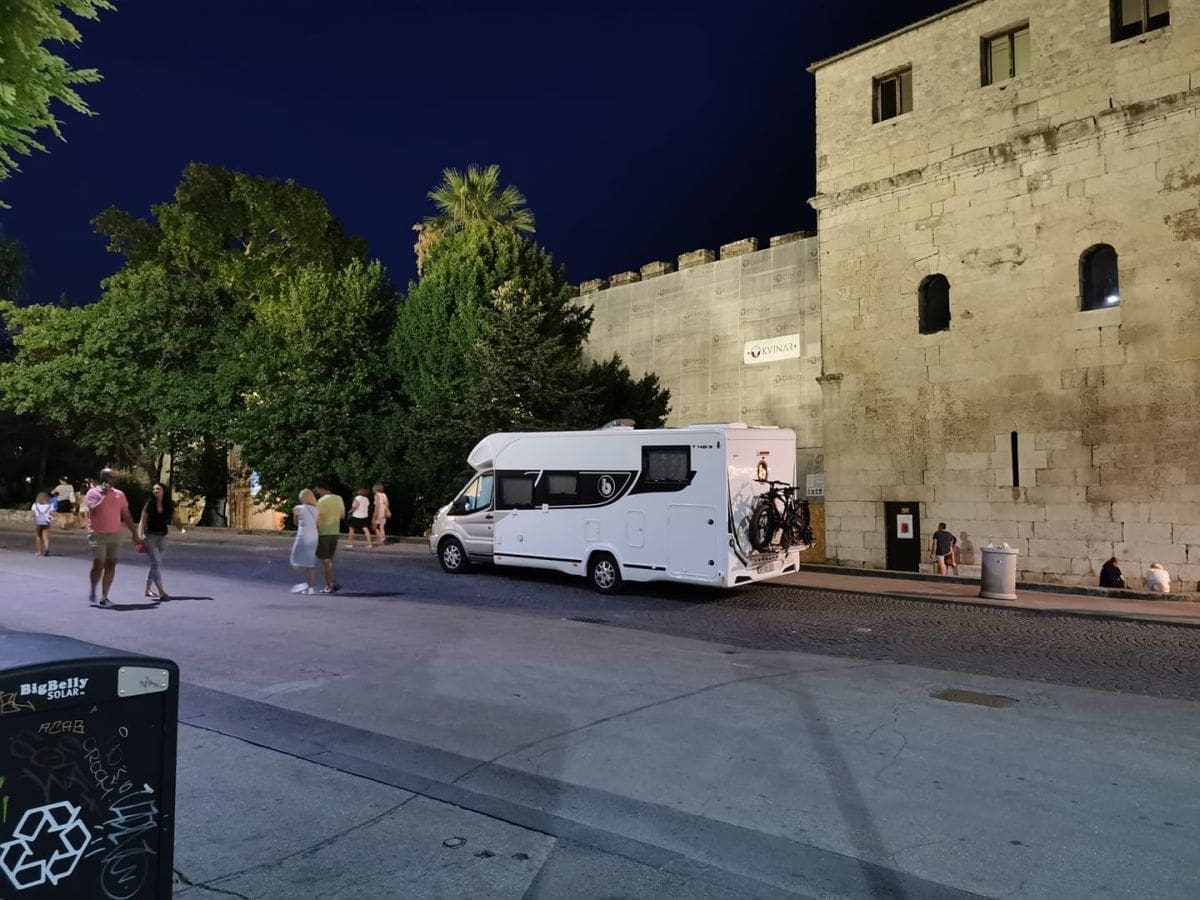 BOJAN IVOŠEVIĆ Prometno redarstvo još sinoć je ispisalo kaznu dotičnom, al to je mala cijena za noć prvi red do palače