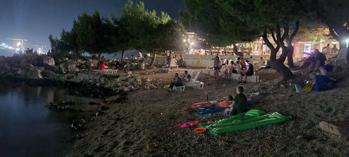 ODBROJAVANJE DO SPAJANJA Okupila se masa ljudi na plaži i u kafićima