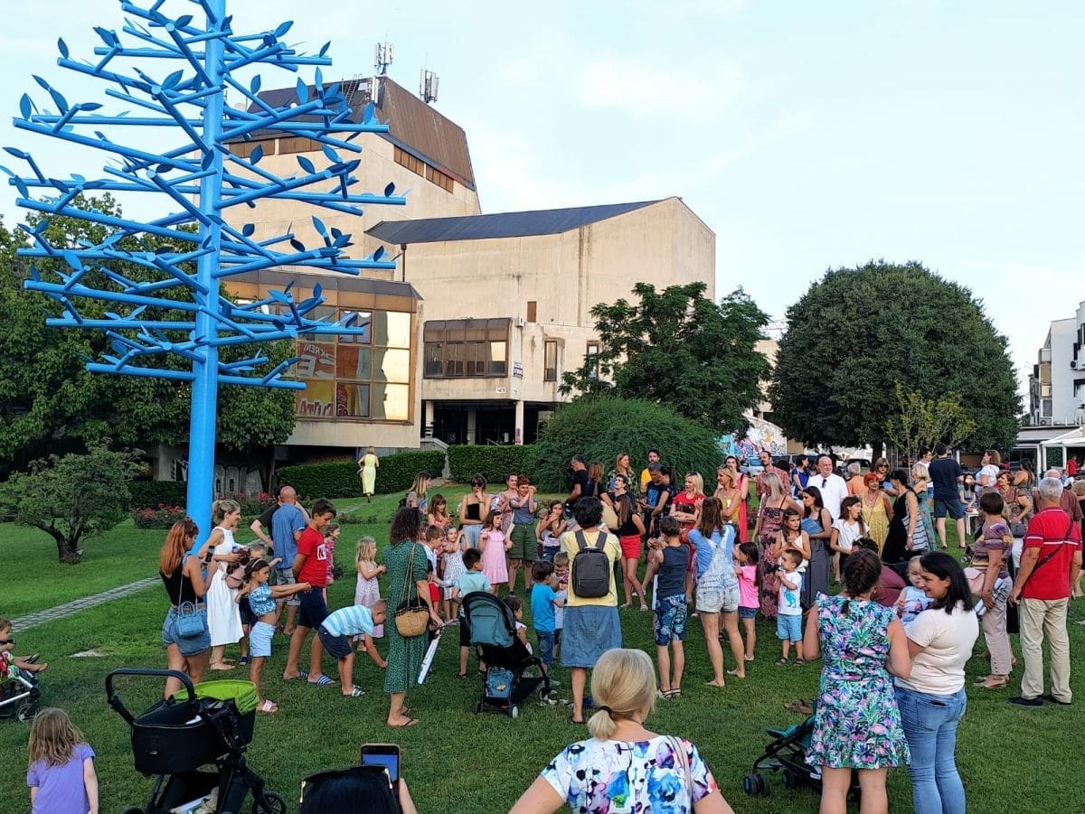 Priča o plavom stablu: Čeznemo za umjetnošću i želimo je u javnom prostoru!