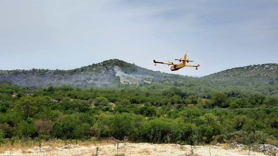VELIKI POŽAR U ŠIBENSKO-KNINSKOJ ŽUPANIJI Na terenu više od 20 vatrogasaca, u pomoć pozvana tri kanadera