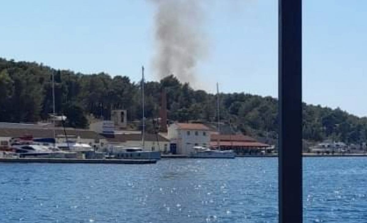 VATRENA BUKTINJA NA BRAČU Veliki broj vatrogasaca je na terenu, u pomoć dolaze i zračne snage