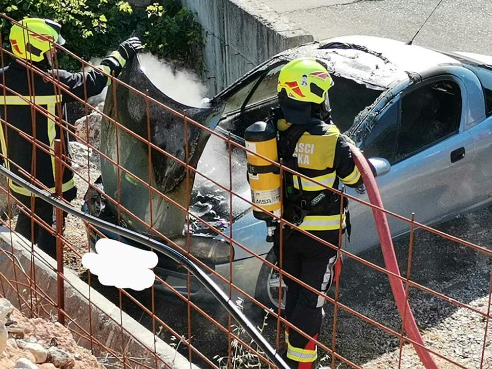 NIZ INTERVENCIJA VATROGASACA Izgorio automobil, požar dimnjaka u restoranu, odlomljena grana...