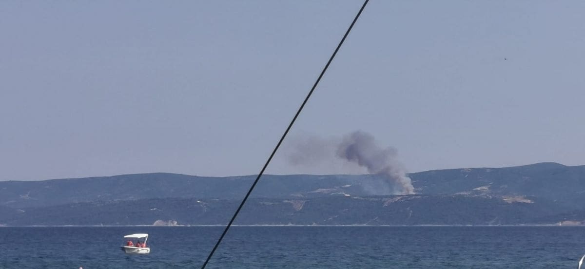 PLANULO NA BRAČU Vatrogasci pohitali na mjesto događaja, čekaju se zračne snage