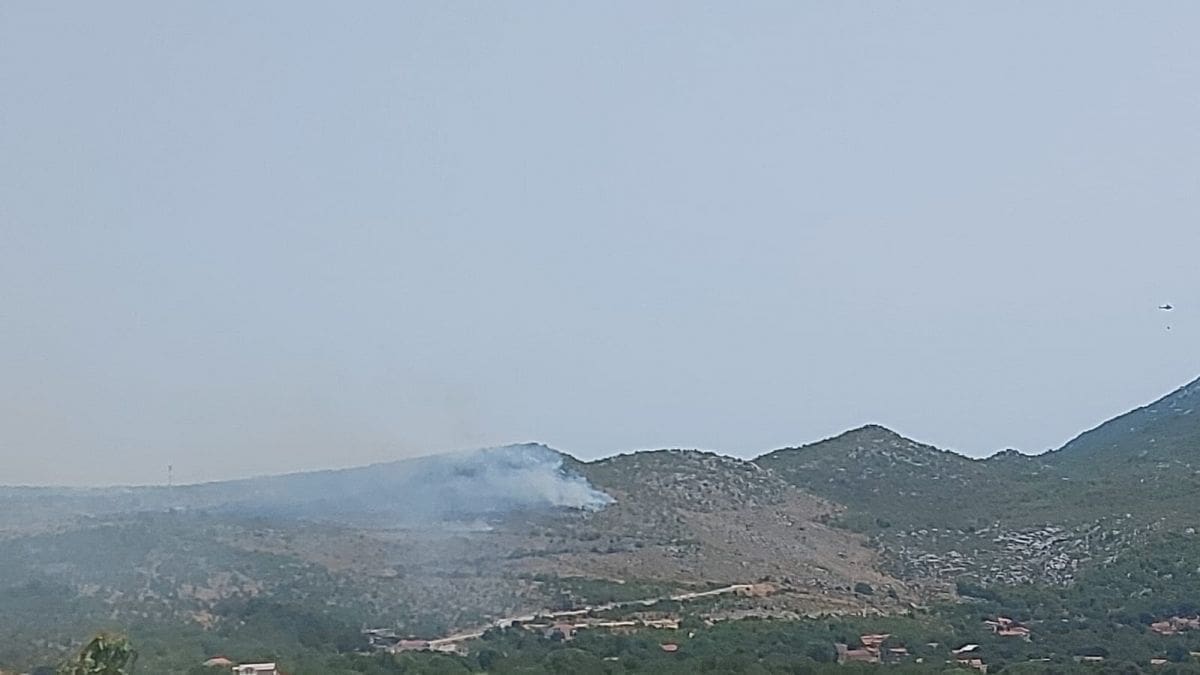 DVA POŽARA U DALMACIJI: U Šibeniku gase dva kanadera, u Kotlenicama helikopter