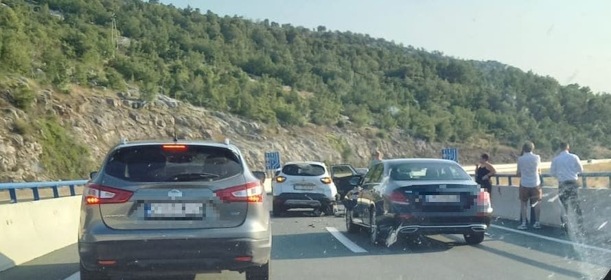 NIZ PROMETNIH U SPLIT I OKOLICI Sudar motora i auta. Prema Klisu se stvaraju gužve, auto udario o kornižu