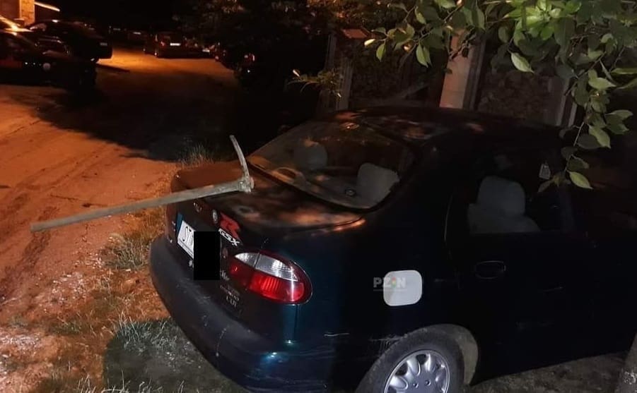 ŠTO SE DOGODILO? Netko je mašklinom probio prtljažnik automobila splitskih registarskih oznaka