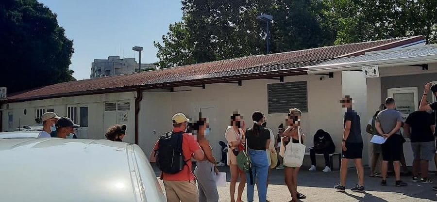 OGROMNI REDOVI NA HIGIJENSKOM "Ako i ima cjepiva, izgleda da je nedovoljno osoblja koje će ga podijeliti"