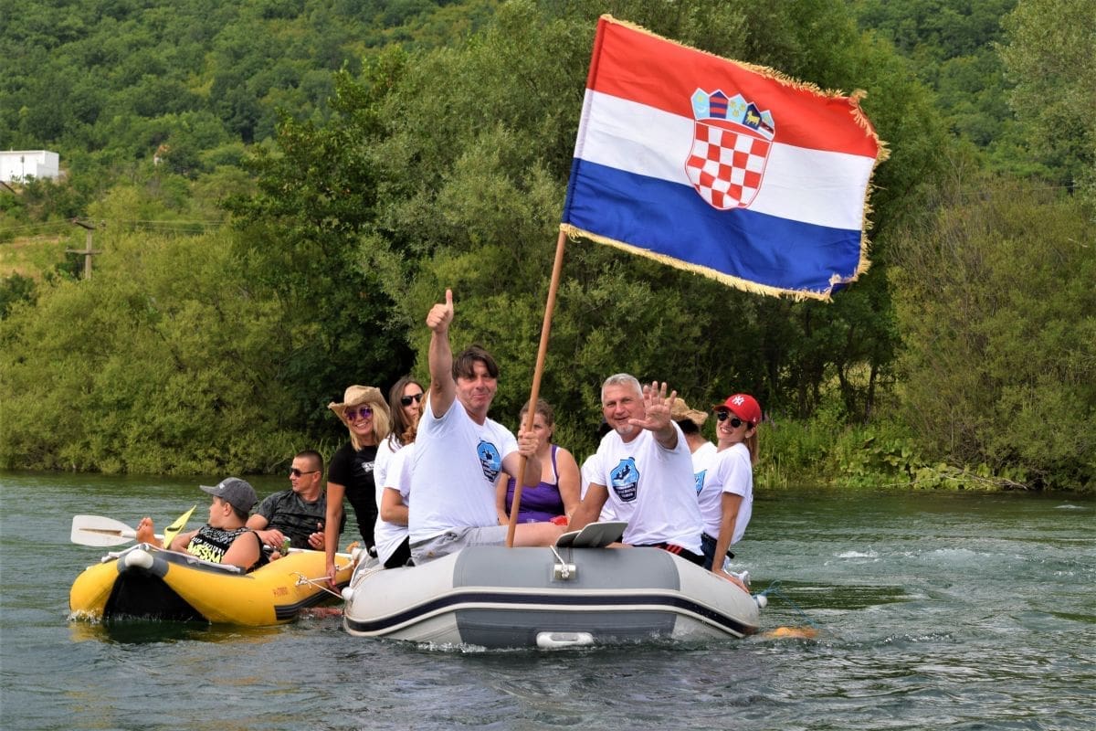 LIJEPA TRADICIJA Održana dvanaesta memorijalna regata Cetinom, posvećena je poginulim i umrlim braniteljima Cetinskog kraja