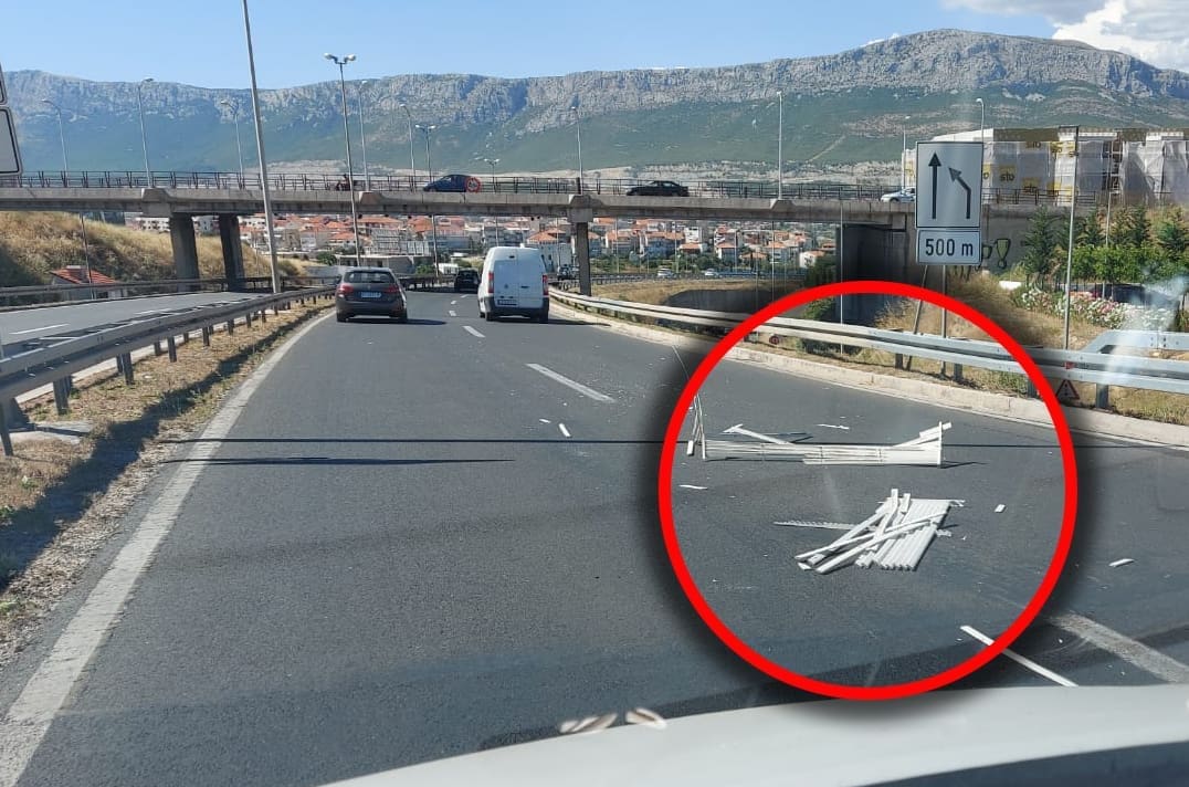 OPASNOST ZA VOZAČE U SPLITU Krhotine na kolniku nasred nadvožnjaka. Vozači, usporite!