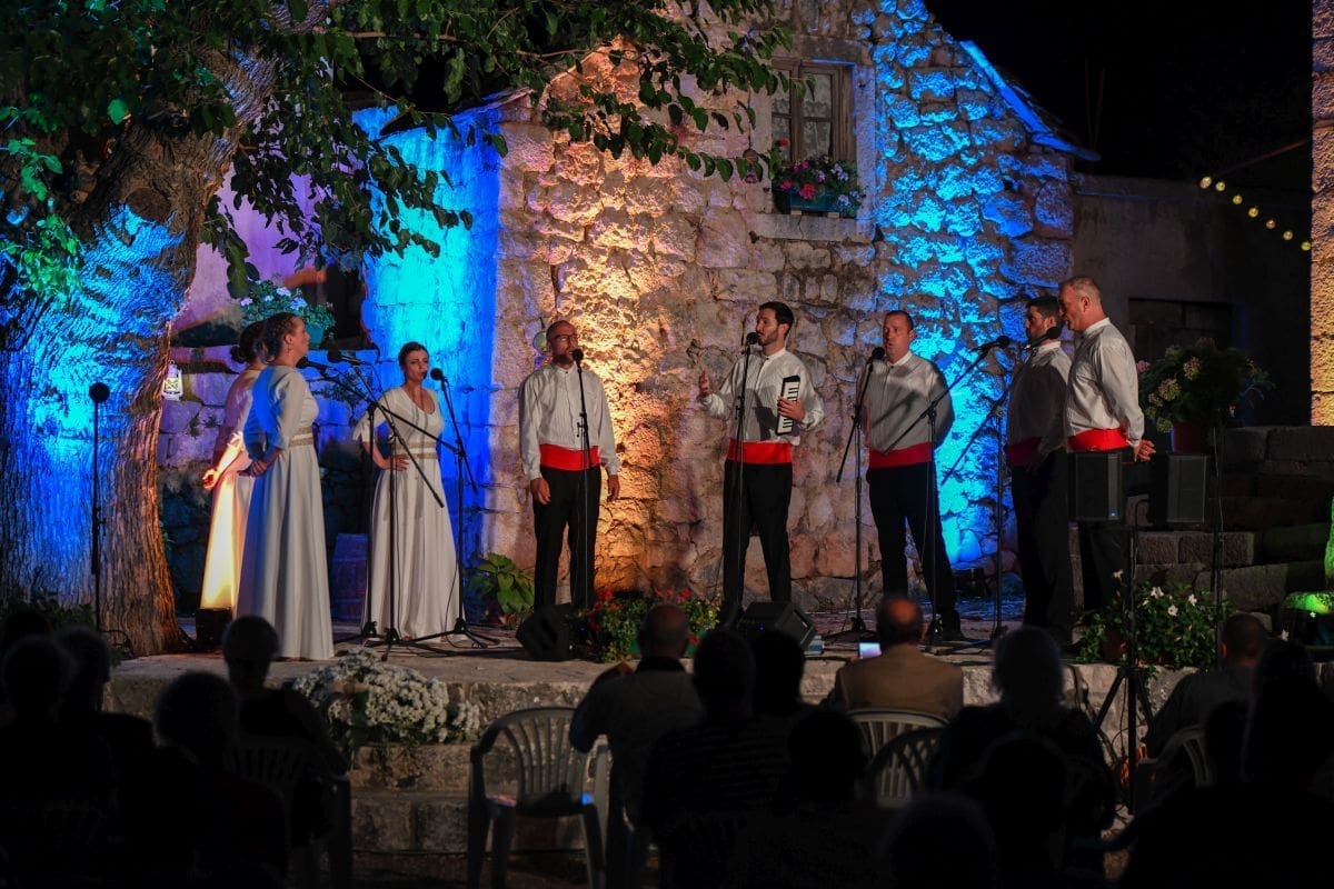 10. ZADVARSKI ŠUŠUR Niz kulturnih i zabavnih programa oplemenit će ovo ljeto u Zadvarju