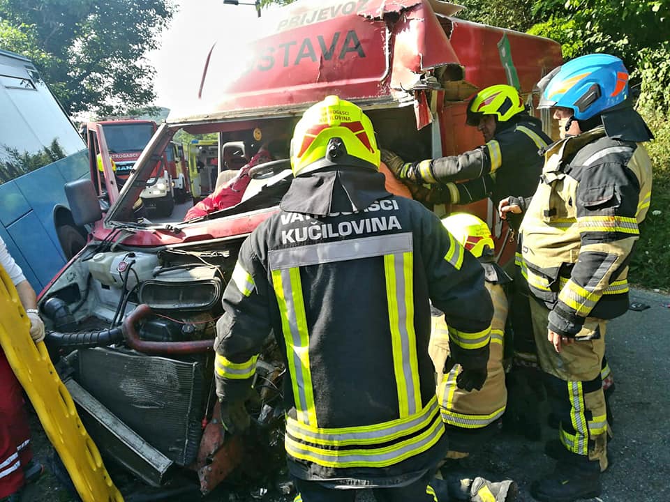 JOŠ JEDNA PROMETNA NESREĆA: Ozlijeđen je vozač kombija u teškom sudaru s autobusom