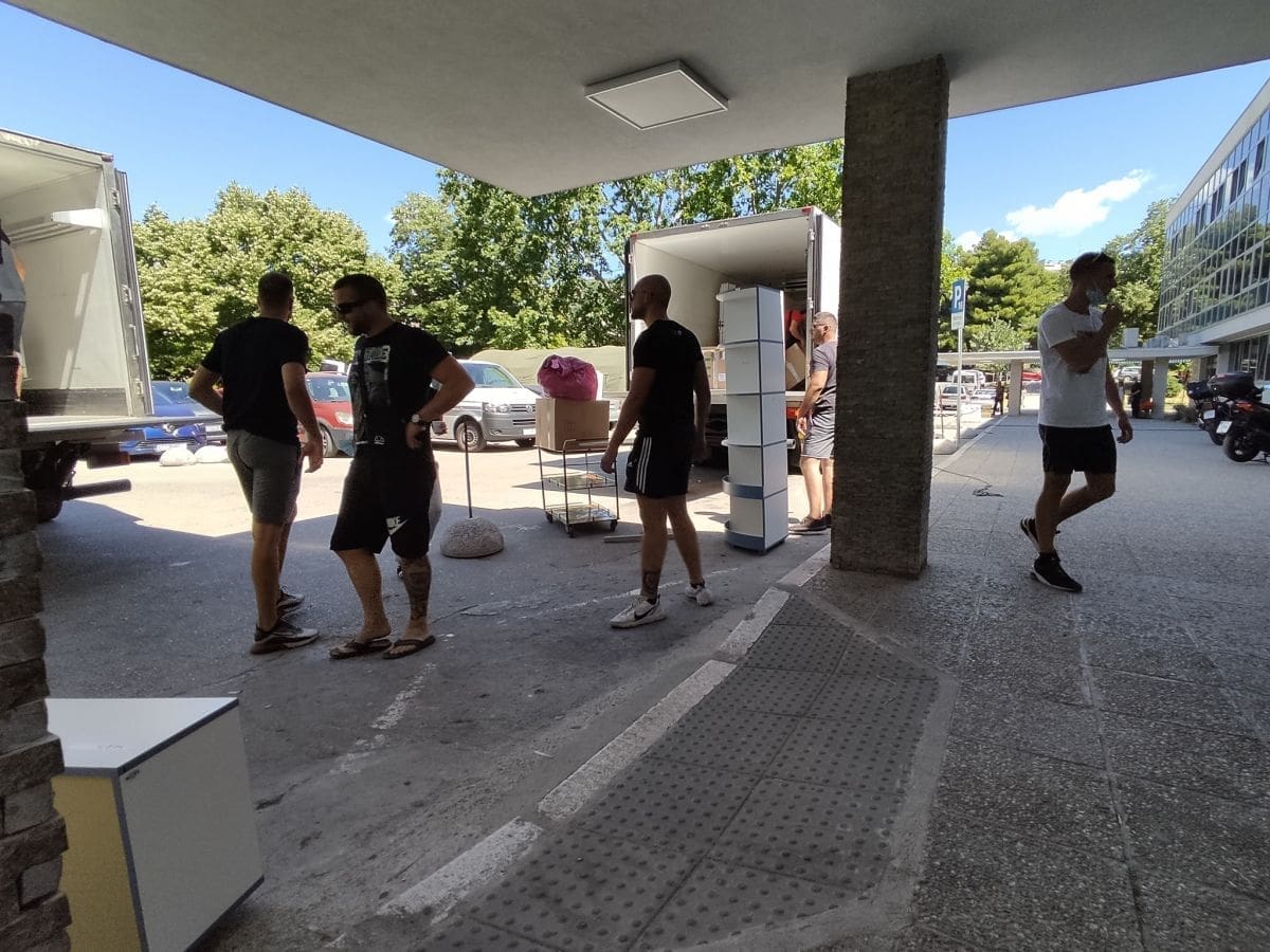 TORCIDA VELIKOG SRCA Ponovno pomažu KBC-u Split i premještaju medicinske uređaje: "Ne smeta im ni nesnosna vrućina"