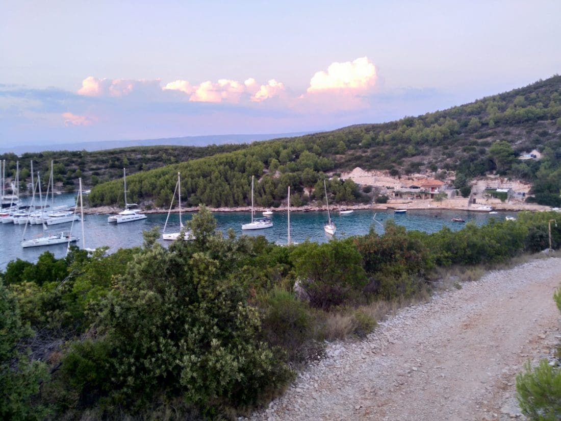 KAOS NA HVARU Pitomu uvalu pretvorili u divlju marinu, institucije ne reagiraju. "Da nema bova u uvali Pribinja, stanje bi bilo još gore"