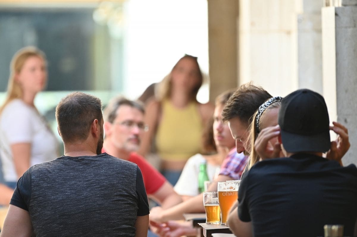 NEUGODNO ISKUSTVO U DALMACIJI Decilitar vode u ovoj slastičarnici platit ćete 2 kune: “Prolazi kroz filtere i tretira se lampama”