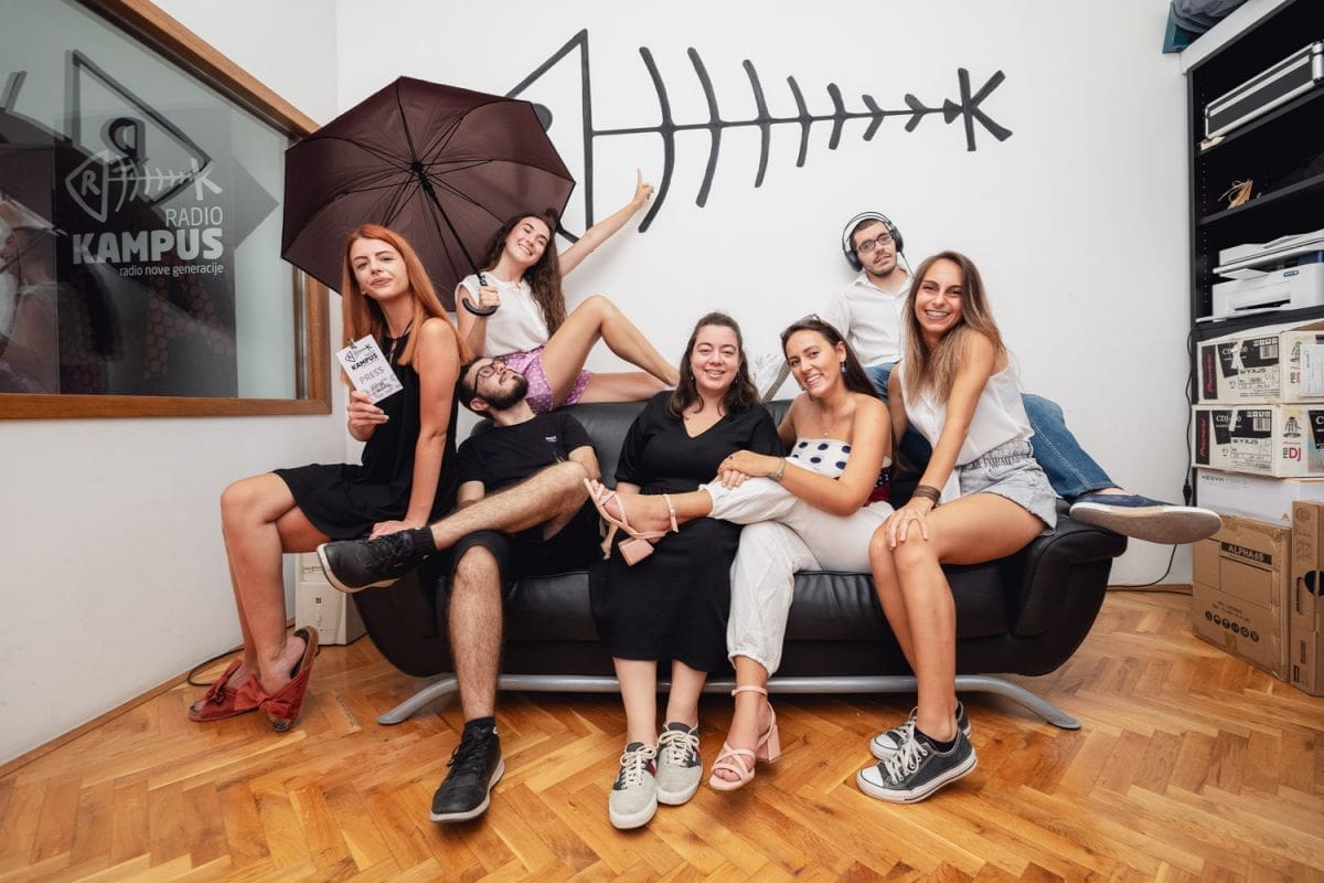 FEŠTA NA KAMPUSU Splitski studentski radio slavi peti rođendan, očekuje se prava zabava: "Gdje je dobra ekipa i dobra mjuza, neizostavna su i tekuća osvježenja"