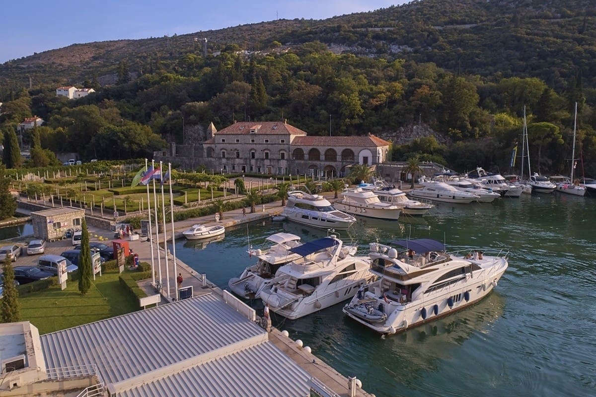 POSTAVLJENE SAMOUPIJAJUĆE BRANE Onečišćenje mora u ACI marini Dubrovnik