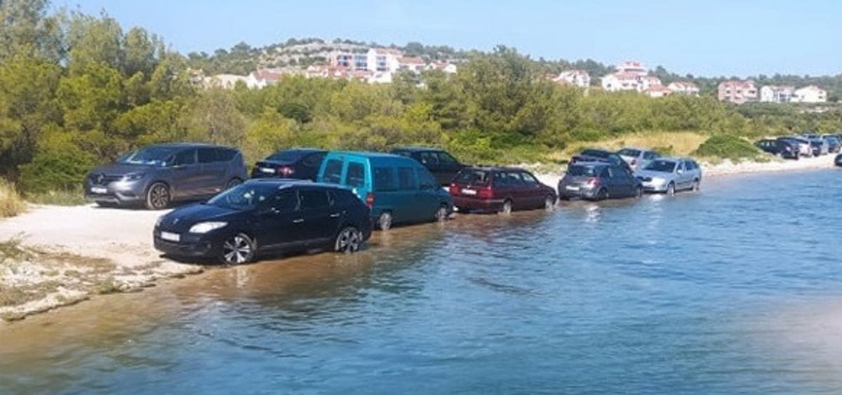 VOZILA ZAVRŠILA U MORU Vozači nisu ni slutili što će se dogoditi kada dođe plima, pogledajte ovo