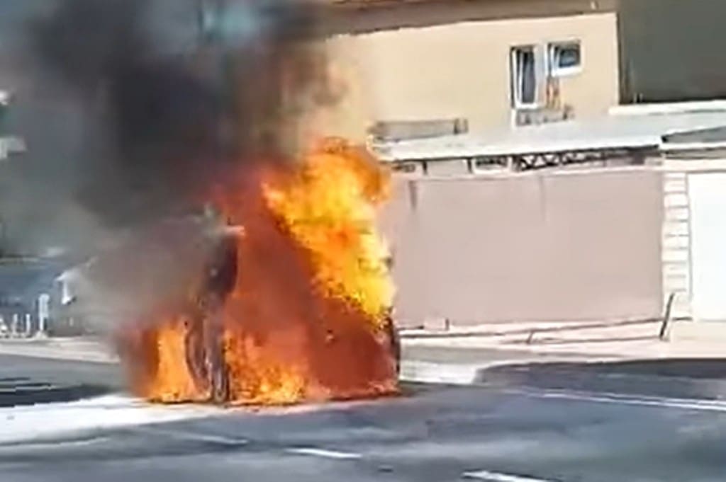 VATRA PROGUTALA AUTOMOBIL Buktinju na magistrali gasilo dvanaest vatrogasaca