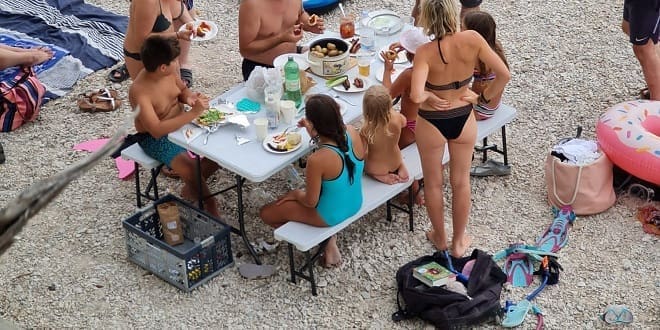 GOZBA NA PLAŽI U Baškoj Vodi na plaži postavili stol i stolice: "Valjalo bi platiti koncesiju"