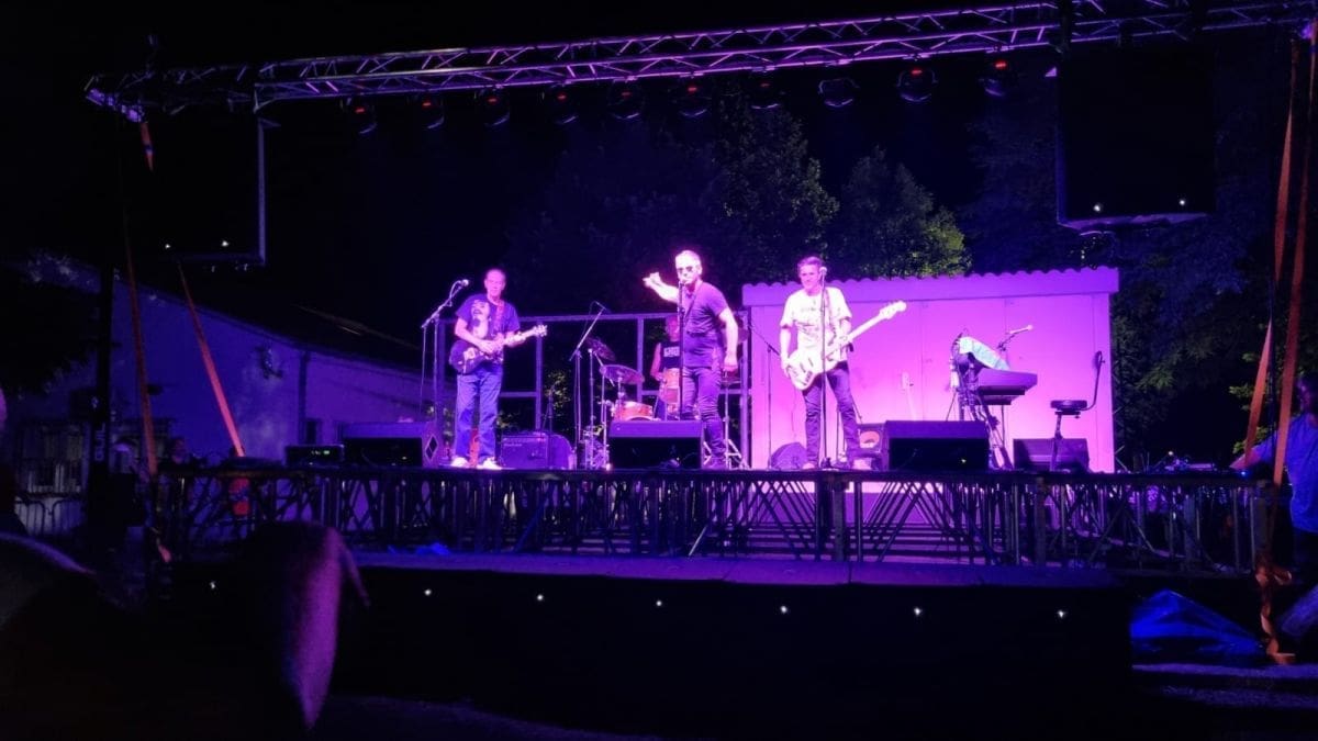 DALEKA OBALA KONAČNO IMA NOVI MATERIJAL Nova pjesma će vas pogoditi poput Amorove strelice!