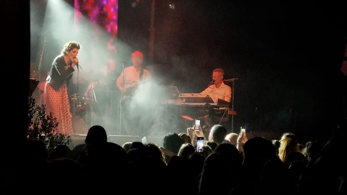 VEČER EMOCIJA, PLESA I VESELJA Veliki koncert pod zvjezdanim nebom istinske hrvatske dive Doris Dragović