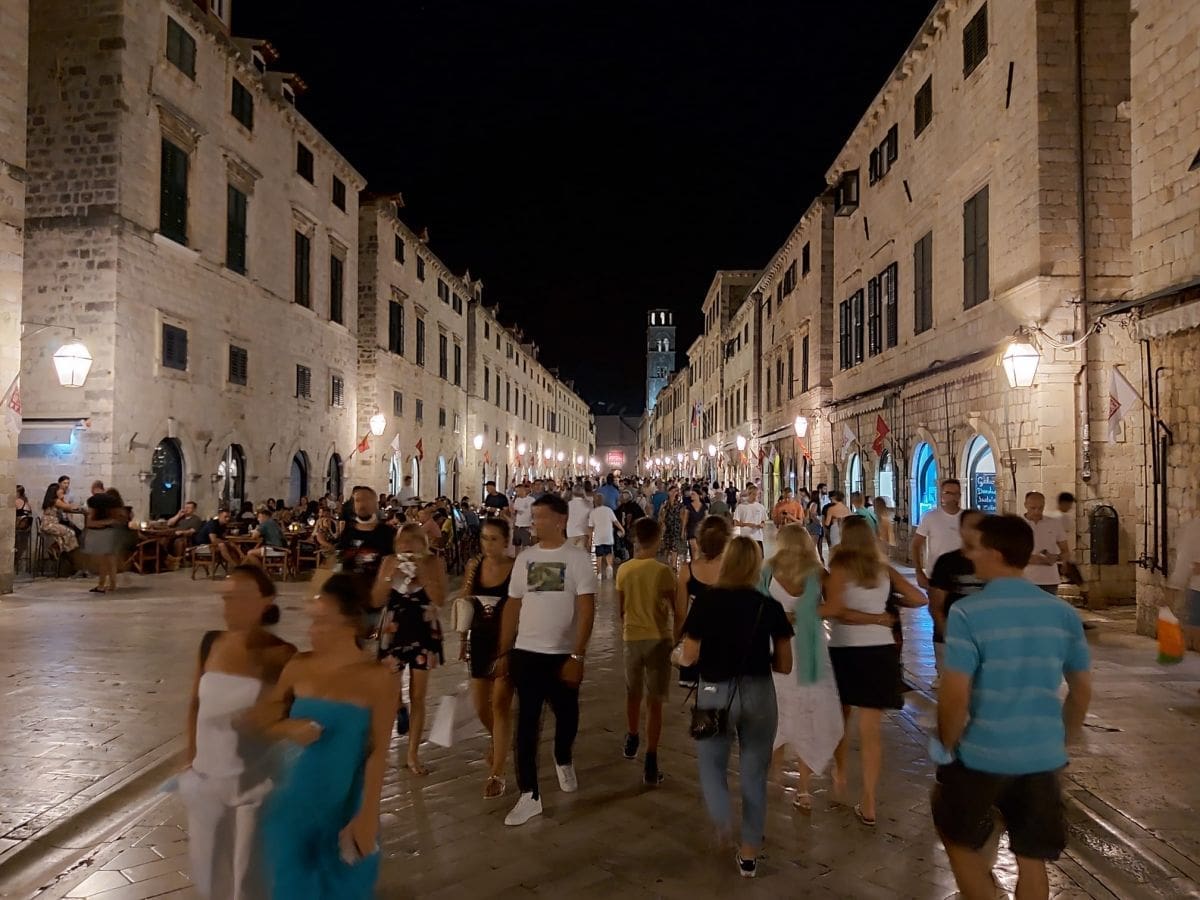 DUBROVNIK OSTVARIO MILIJUN NOĆENJA Noćni đir: Grad vrvi turistima, sve je popunjeno