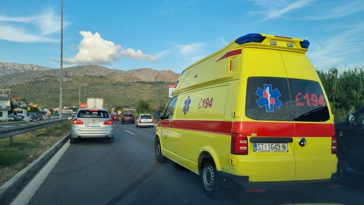 TEŠKO STRADAO BICIKLIST Udario u teretni automobil Iveco splitskih tablica