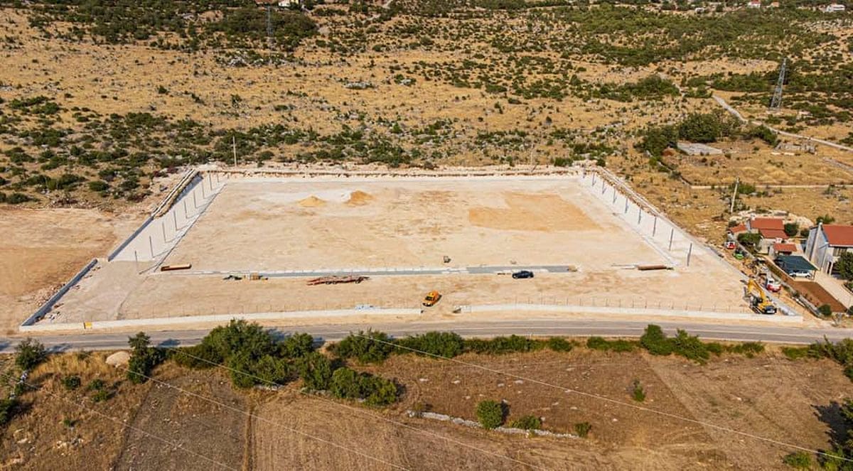 RADOVI NAPREDUJU PUNOM PAROM "Igralište u Prugovu poprima svoj oblik"