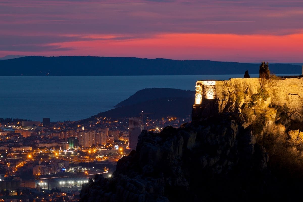 LJETO NA KLIŠKOJ TVRĐAVI Uz besplatan ulaz uživajte u koncertima i predstavama