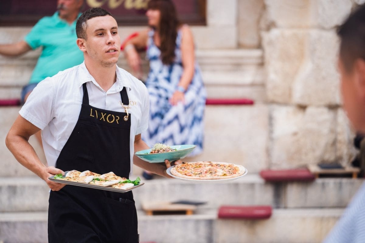 Rekordan skok potražnje za radnicima u srednjoj Dalmaciji. U isto vrijeme, veliki rast iznosa fiskaliziranih računa