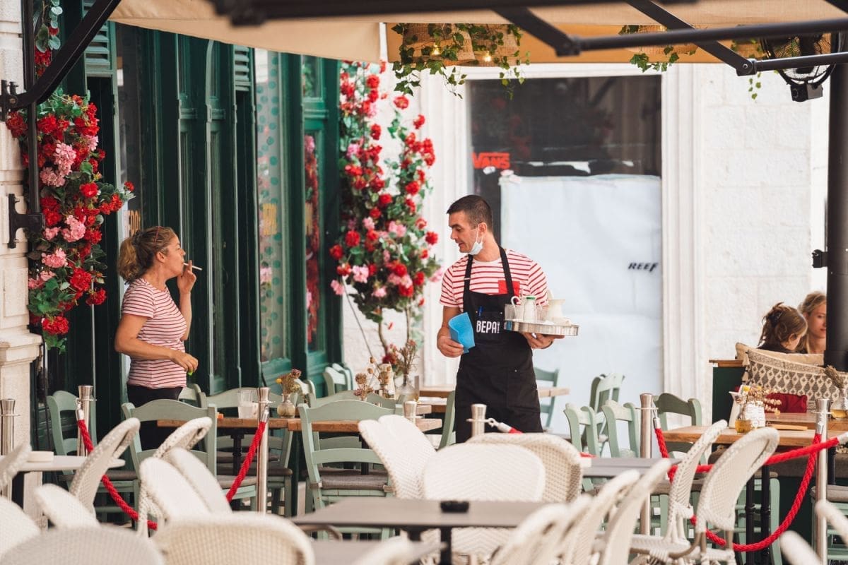 TKO KAŽE DA NEMA POSLA? Na jugu se očajnički traže konobari i kuhari, spašavaju student servis i umirovljenici. I vlasnici zasukali rukave