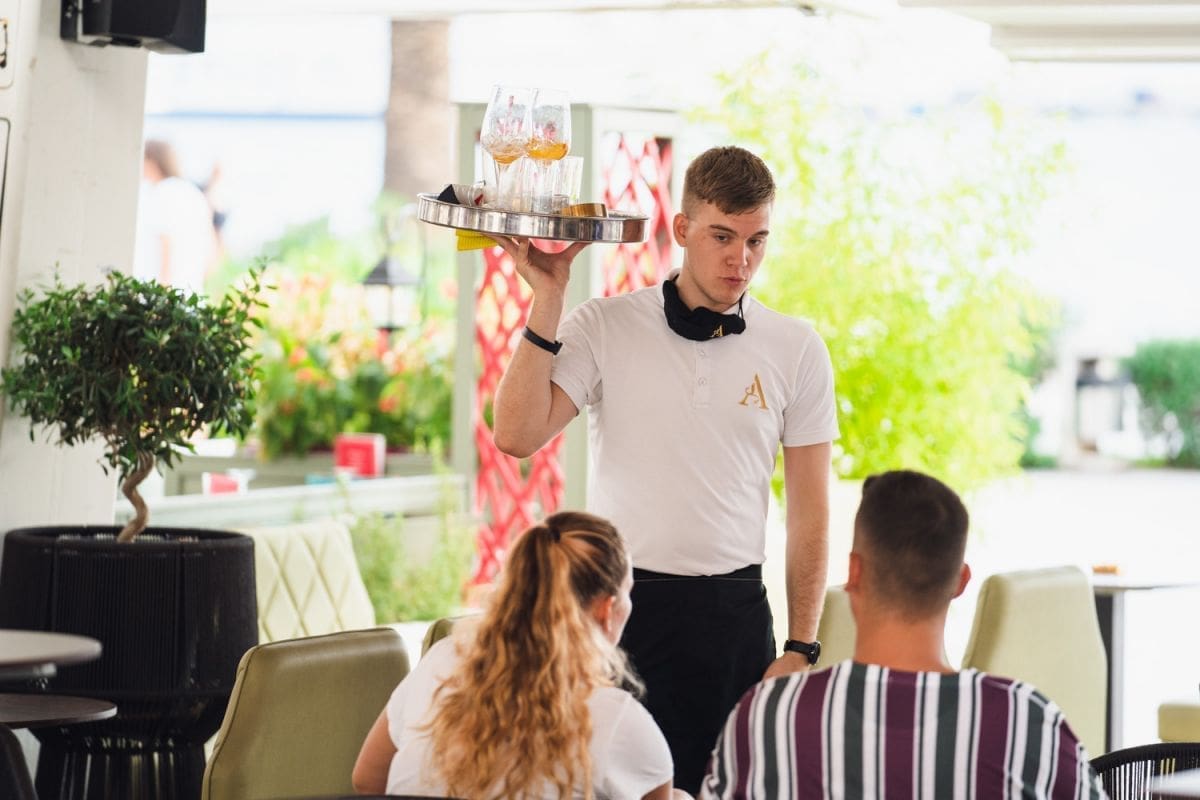 OČAJNIČKA POTRAGA Ugostitelj iz Njemačke traži konobara: "Nudim plaću od 11 000 eura!"