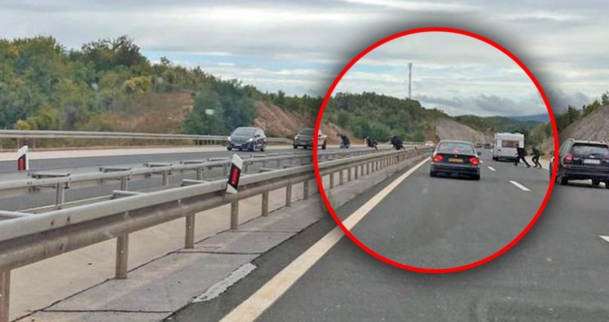 NEVJEROJATNI PRIZORI Vozači na Dalmatini u šoku: Skupina od 60-ak migranata pretrčavala autocestu!