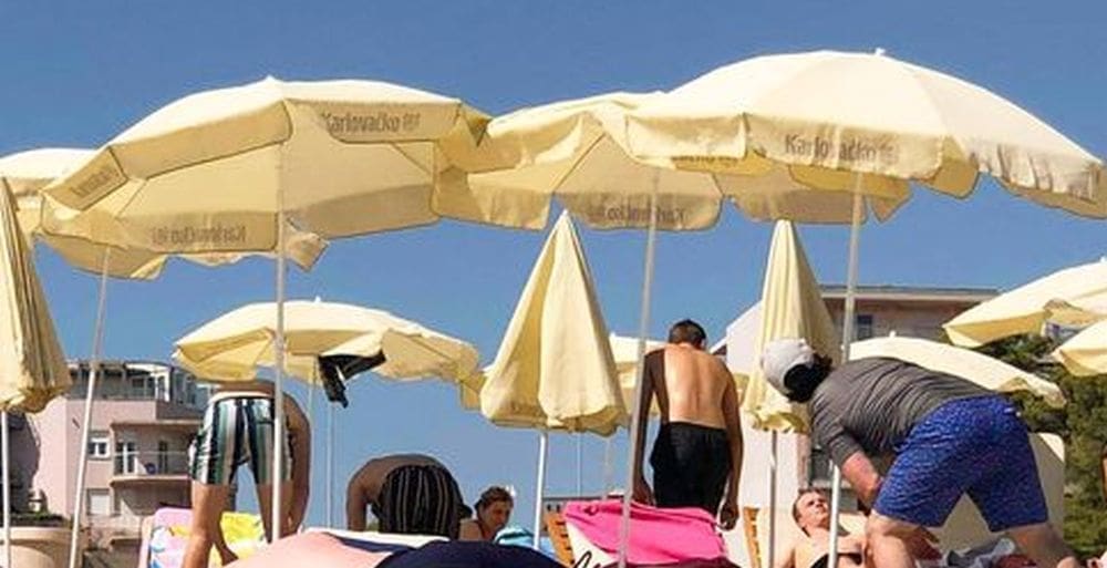 Slaba cirkulacija? Ovaj prizor s plaže mnoge je nasmijao, našli su mu opravdanje za ono što ima na nogama