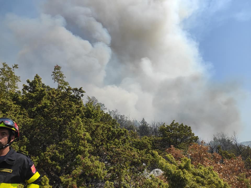 NEMOGUĆI UVJETI Požar na Biokovu gase tri kanadera i sva vatrogasna društva s makarskog i omiškog područja