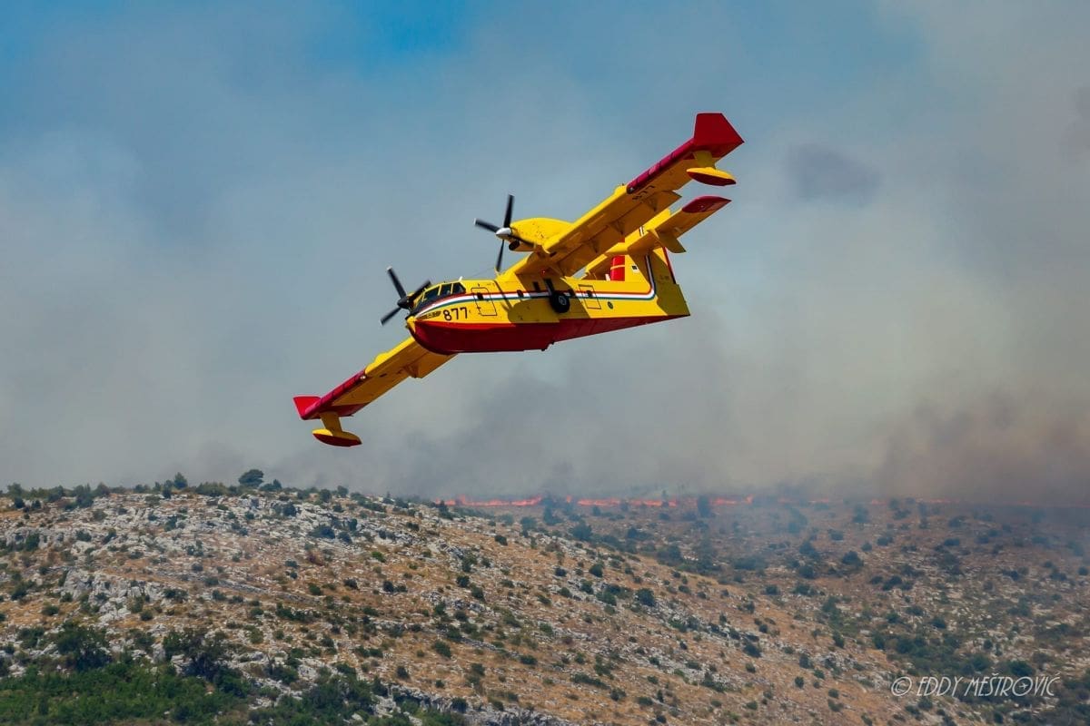 VATROGASCI SPASILI KUĆE Izbio požar kod Pakoštana: "Očekujemo kanadere"
