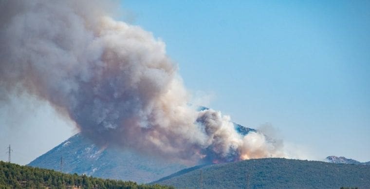 Požar iz BiH se približava Dobranjama: Metkovski vatrogasci i zračne snage u pripravnosti