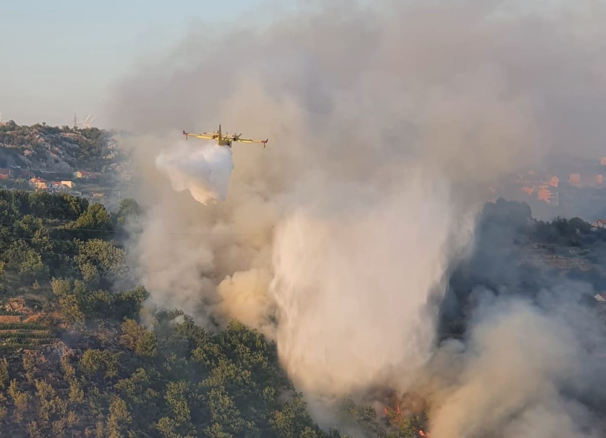 DOBRE VIJESTI IZ KOSTANJA Vatrogasci prošle noći ugasili požar: Vatra je u jednom trenutku krenula prema kućama
