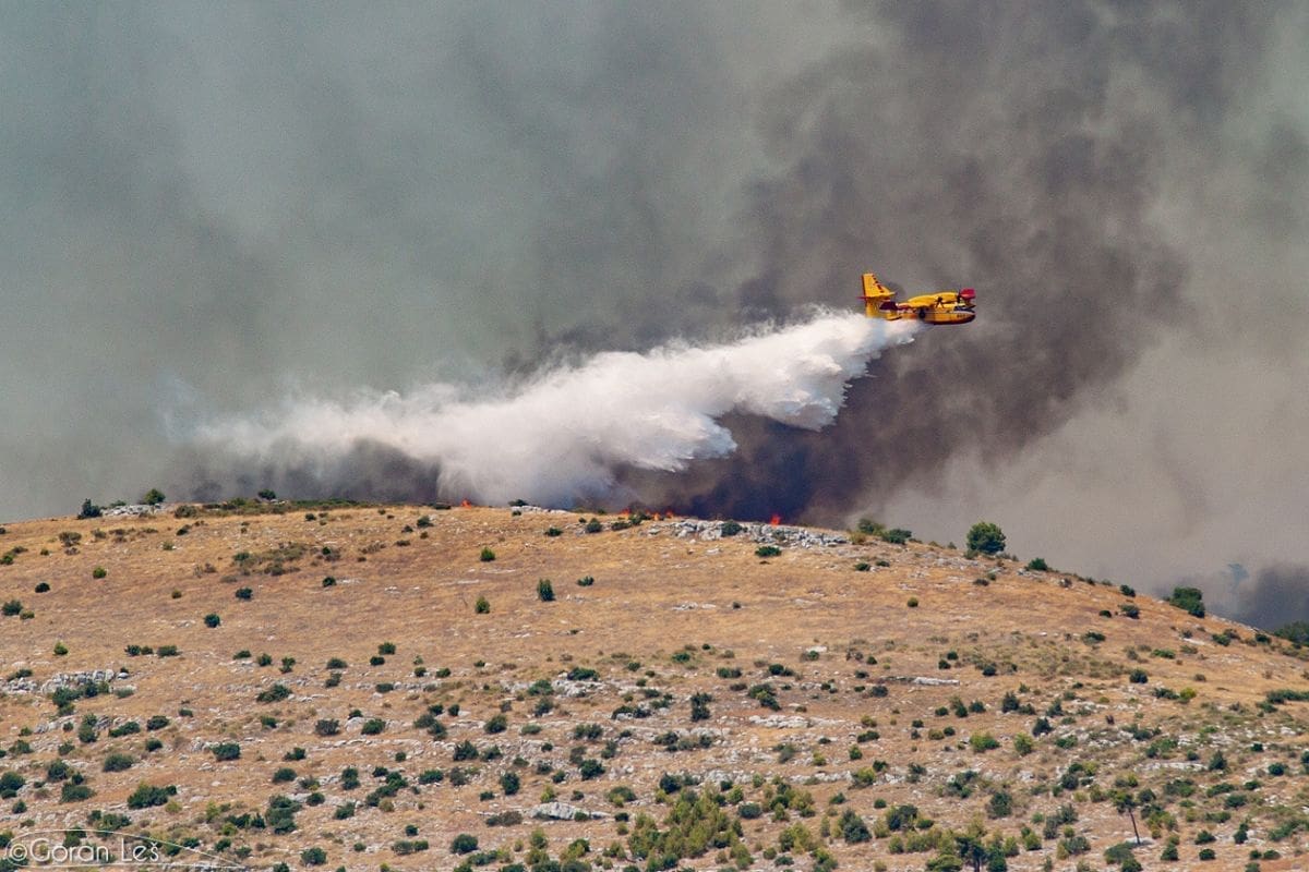 Na gašenju požara u Splitsko-dalmatinskoj županiji angažirana tri kanadera i jedan helikopter