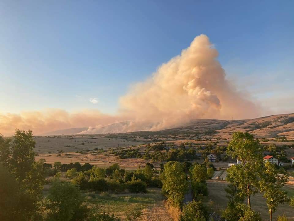 KRITIČNO KOD TOMISLAVGRADA Veliki požar prijeti kućama, sve snage su na terenu: "Teško ćemo ovo ugasiti"