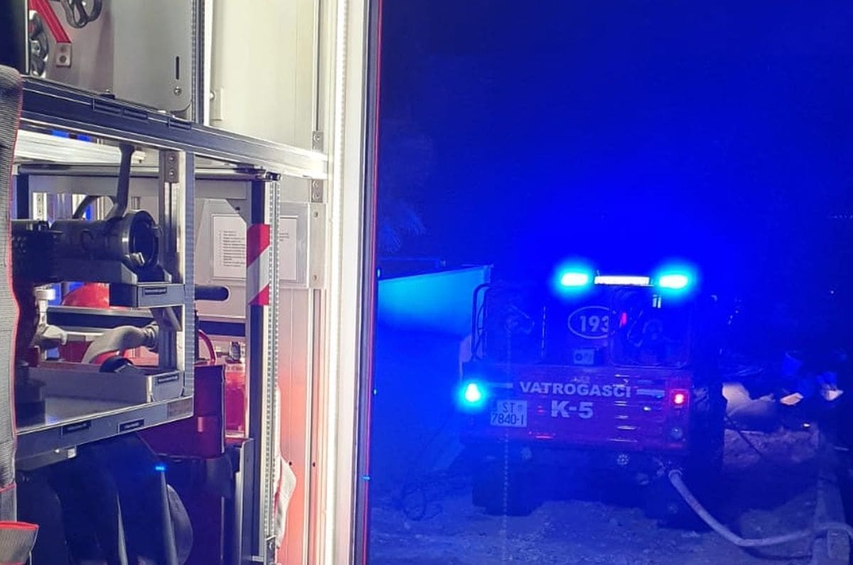 PLANULO U KAŠTELIMA Na teren izašlo 19 vatrogasaca, evo detalja