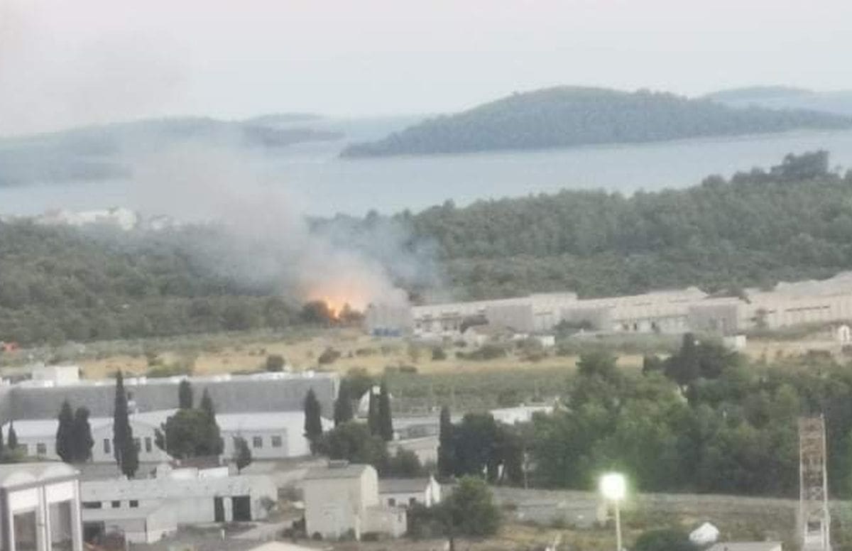 Izbio požar na prostoru bivše vojarne u Šibeniku