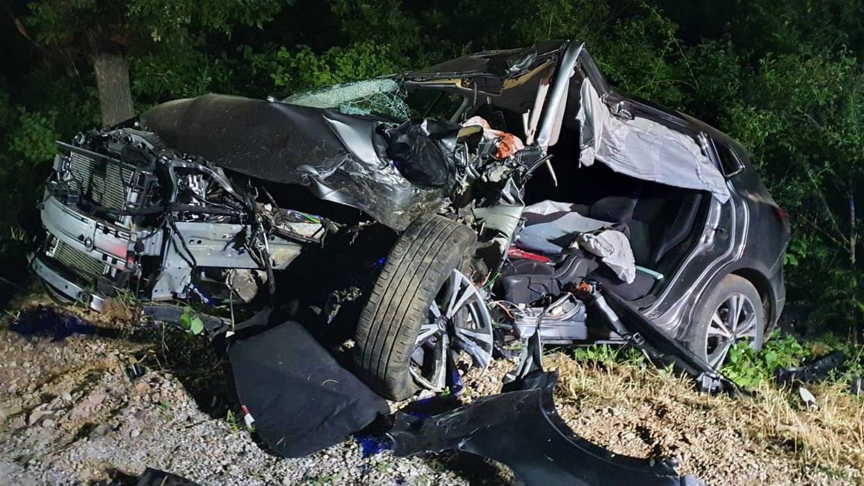 STRAVIČNI PRIZORI IZ HRVATSKE Zabio se u betonski stup, auto je smrskan. Vozač je umro na licu mjesta